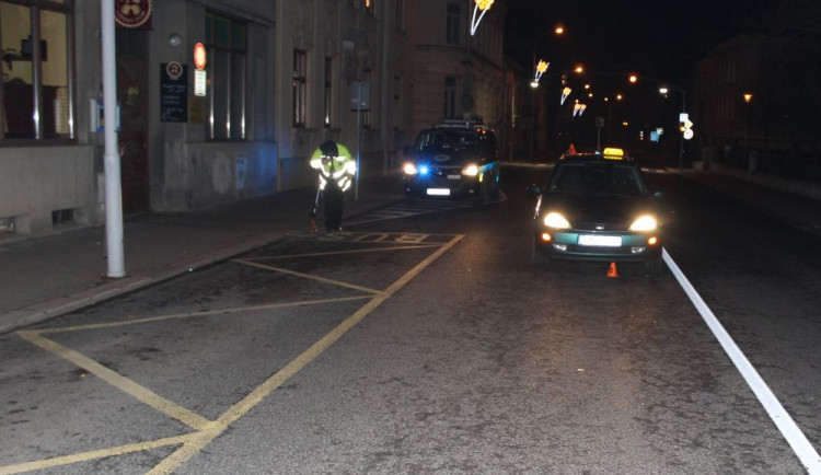 Opilá žena si chtěla zastavit taxík. Vstoupila mu do cesty a ten ji srazil