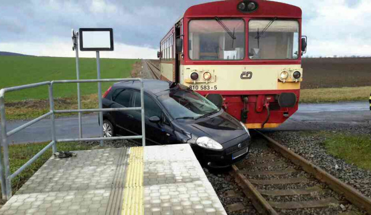 Na železničním přejezdu se srazil vlak s autem, ve kterém zůstala zaklíněná osoba