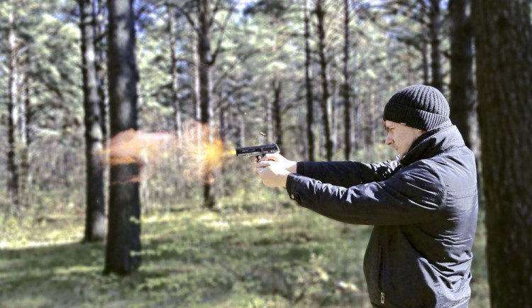 Na Nový rok střílel otec se svými syny z plynové pistole na náměstí. Jeden ze synů kopl policistu do krku a obličeje