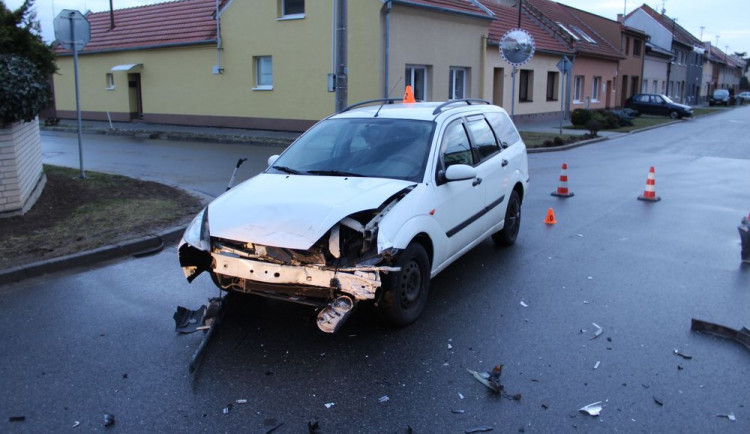 Senior nedal na křižovatce přednost v jízdě a naboural. Způsobil tak škodu za 40 tisíc korun