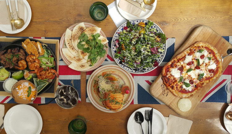 Muž v restauraci povečeřel, ale nezaplatil. Navíc zatajil svou identitu, je na něj totiž vydán zatykač