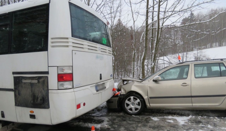 FOTO: Řidiče trápí sníh. Tady je přehled nehod, ve kterých hrálo roli počasí