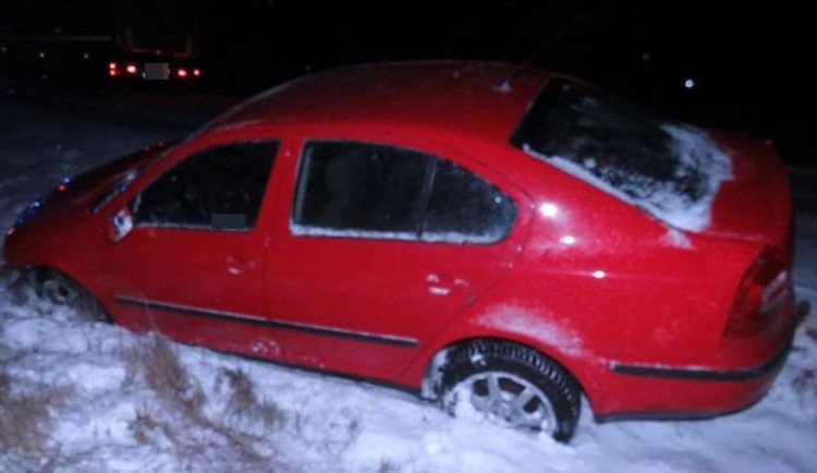 Mladá řidička se lekla dopravní nehody a sama havarovala. Nabourala do tahače s návěsem a zranila se