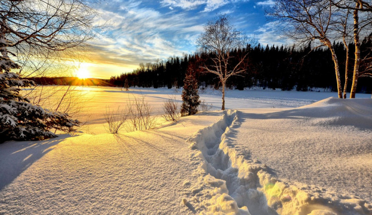 POČASÍ NA PÁTEK: V poslední pracovní den bude polojasno a odpoledne se dočkáme sněhu