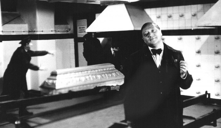 Kino Metropol promítne Spalovače mrtvol i s odborným úvodem prorektora Univerzity Palackého Petra Bilíka