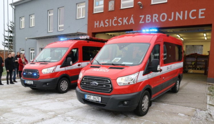 FOTO: Dodávky Anička a Evička budou pomáhat olomouckým dobrovolným hasičům