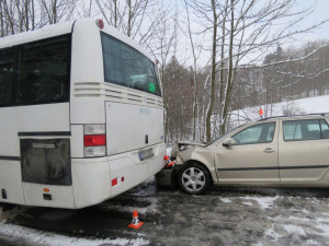 FOTO: Řidiče trápí sníh. Tady je přehled nehod, ve kterých hrálo roli počasí