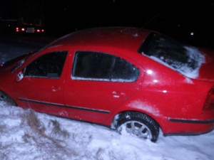 Mladá řidička se lekla dopravní nehody a sama havarovala. Nabourala do tahače s návěsem a zranila se