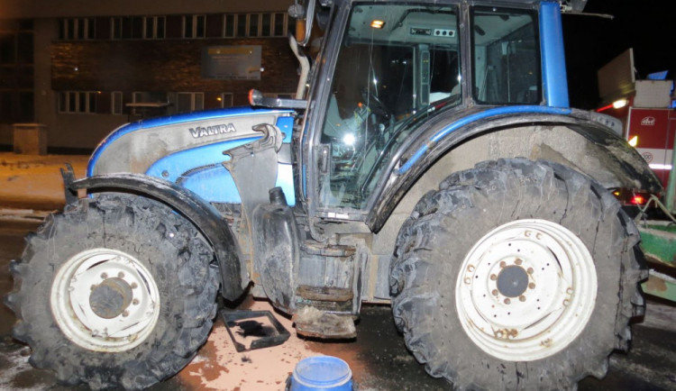 Řidič posilněný pivem nedal přednost traktoru a došlo k nehodě. Vznikla škoda za více než čtvrt milionu