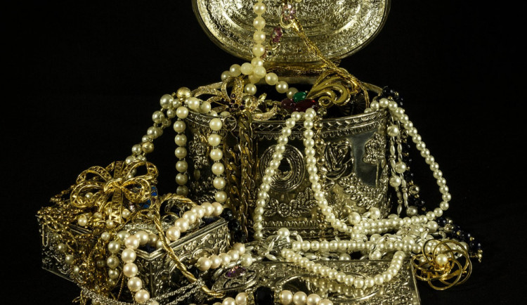 Neznámý zloděj se vloupal do rodinných domů. Ukradl šperky a několik tisíc