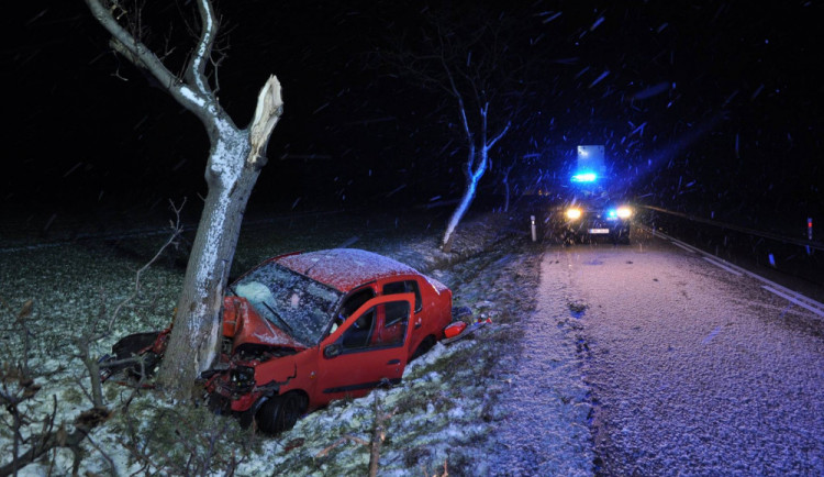 Mezi Šternberkem a Olomoucí došlo dnes ráno k nehodě. Řidič čelně narazil do stromu