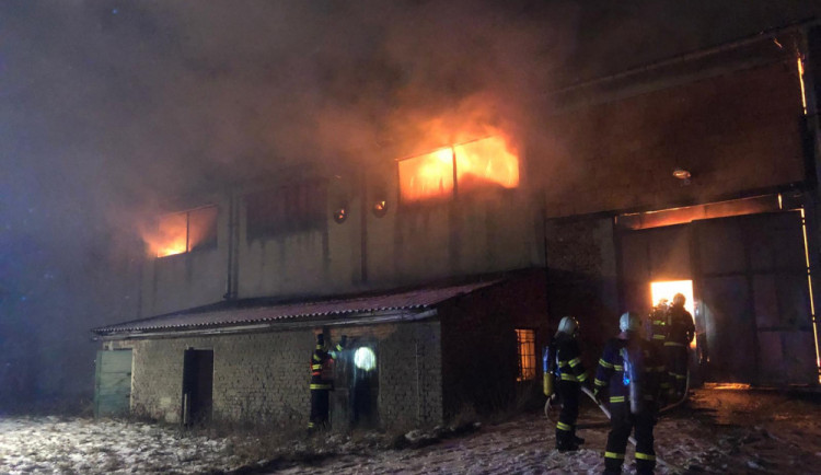 FOTO/VIDEO: Rozsáhlý požár skladu s balíky slámy likvidují hasiči od včerejška