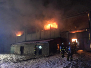 FOTO/VIDEO: Rozsáhlý požár skladu s balíky slámy likvidují hasiči od včerejška