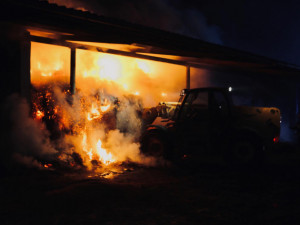 Zásah hasičů u hořícího skladu ve Štarnově asi potrvá do neděle