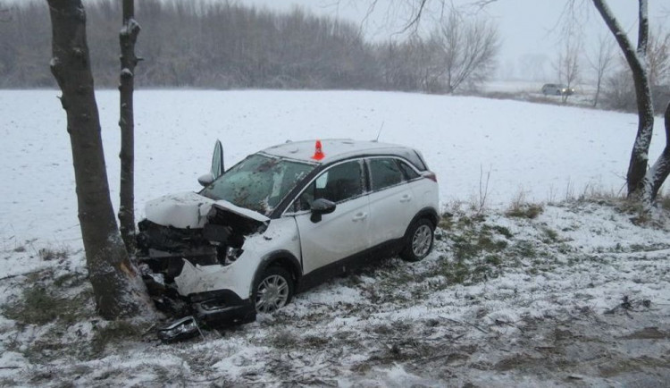 Při srážce tří aut byla zraněna seniorka a nezletilá dívenka. Jedno z aut narazilo do stromu