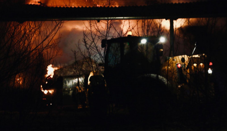 Po 64 hodinách skončila pro stovku hasičů likvidace požáru ve Štarnově. Dva tisíce balíků slámy lehlo popelem