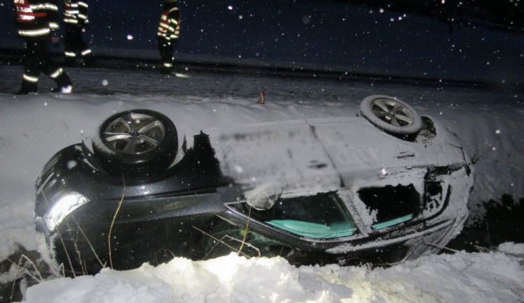 Řidič vyjel ze zasněžené, kluzké silnice a skončil v příkopu. Vznikla škoda za 200 tisíc korun