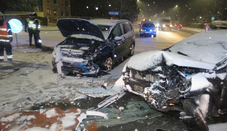 Řidič nedal v Mohelnici přednost autu na hlavní silnici. Při nehodě se zranila spolujezdkyně