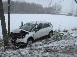 Při srážce tří aut byla zraněna seniorka a nezletilá dívenka. Jedno z aut narazilo do stromu