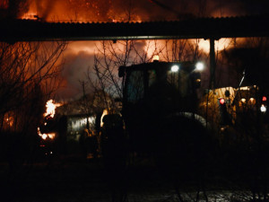 Po 64 hodinách skončila pro stovku hasičů likvidace požáru ve Štarnově. Dva tisíce balíků slámy lehlo popelem