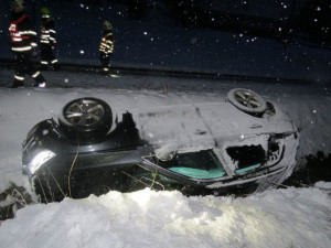 Řidič vyjel ze zasněžené, kluzké silnice a skončil v příkopu. Vznikla škoda za 200 tisíc korun