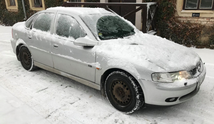 V hlavní roli škrabka a smetáček aneb jak a co očistit v zimě na autě, abyste nedostali pokutu