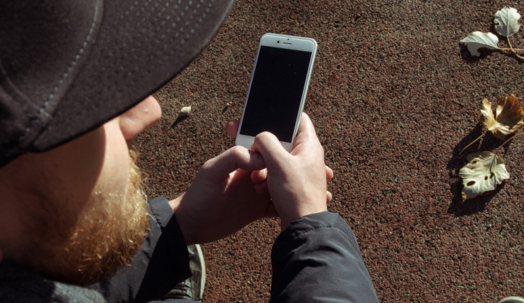 Ze šatny na základní škole si zloděj odnesl dva iPhony v růžovém obalu. Majitelce vznikla škoda za 17 tisíc