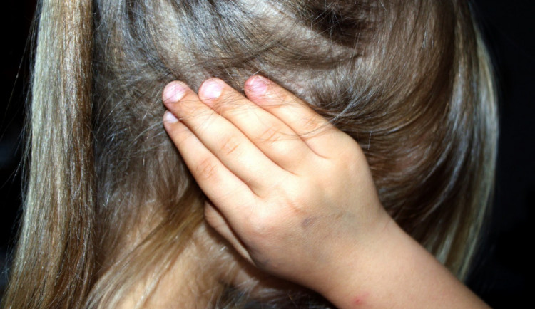 Z přítele se vyklubal agresor. Ženu mlátil, nešetřil nadávkami ani před dětmi a omezil jí kontakt s rodinou