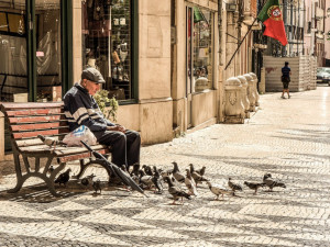 První dny nového roku: Stoletý senior se opakovaně ztrácel. Muž se svlékl na ulici, prodělal epileptický záchvat