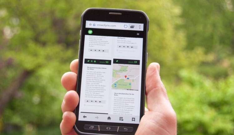 Zloděj pod záminkou, že je v nouzi a potřebuje si zavolat, vymámil od muže mobil. Pak s ním utekl do parku