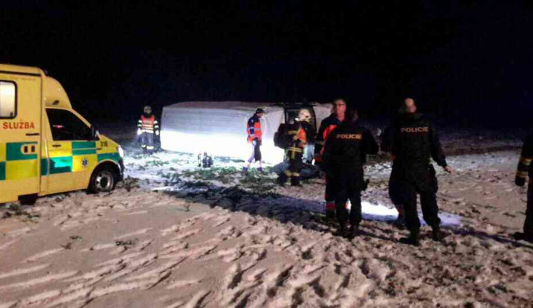 Tragická dopravní nehoda se stala večer u výjezdu z dálnice D1. Řidič dodávky na místě zemřel