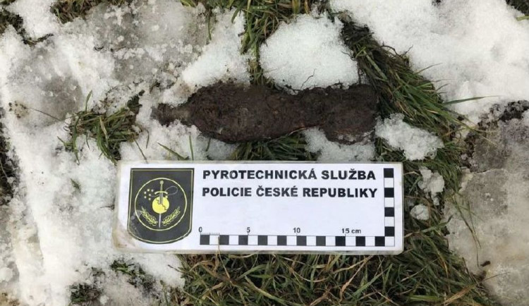 Na poli byl nalezen francouzský granát z druhé světové války