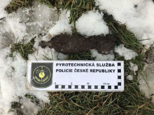 Na poli byl nalezen francouzský granát z druhé světové války