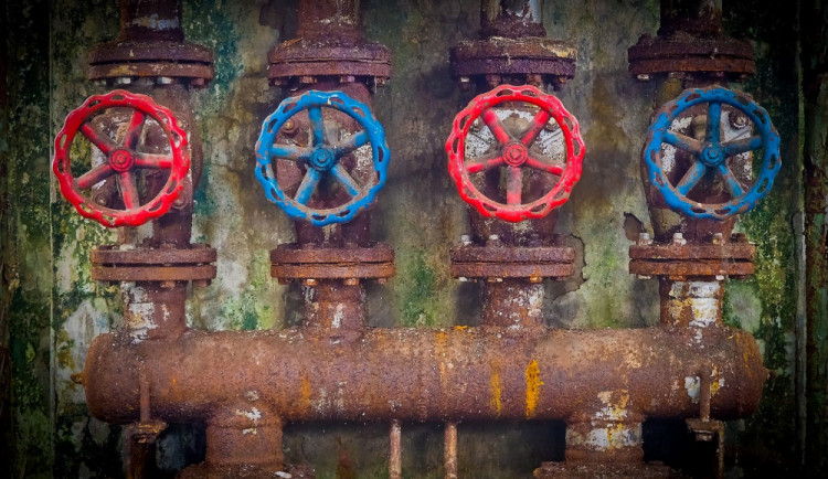 Po domě na Šmeralově ulici se linul podivný zápach. Muž měl obavy, aby nešlo o mrtvolu, tak zavolal na policii