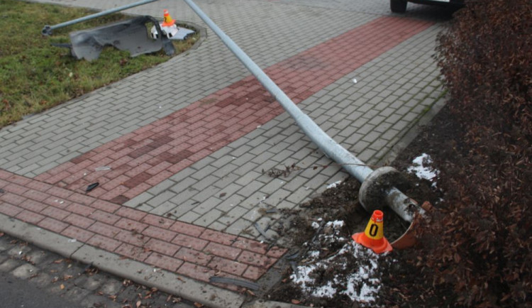 Senior se nevěnoval řízení a vyjel mimo silnici. Projel křovím a porazil lampu u přechodu pro chodce