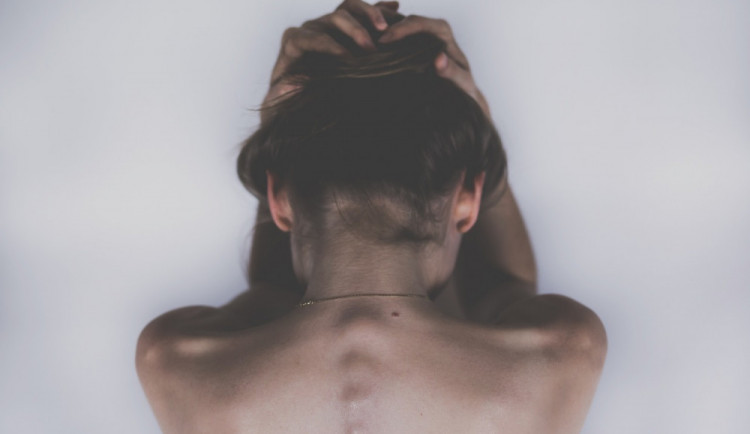 Po skončení jednání u soudu se ženy pohádaly. Agresorka chytila ženu za vlasy a strhla ji k zemi