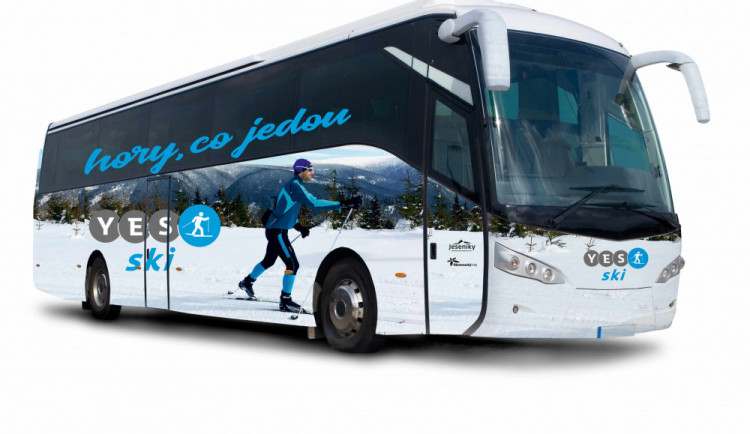 Lyžaře doveze na hory nový skibus.  Linka navazuje na vlakové přípoje z Brna a Olomouce