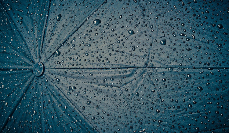 POČASÍ NA PONDĚLÍ:  Přes den bude zataženo, deštivo a ochladí se