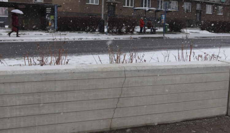 Na protipovodňové zídce je prasklina. Oprava proběhne v rámci záruky