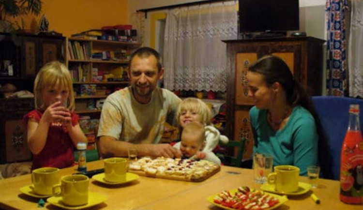 Při cestě k babičce na Vánoce měli nehodu. Tatínek nepřežil, maminka zůstala se třemi dětmi sama