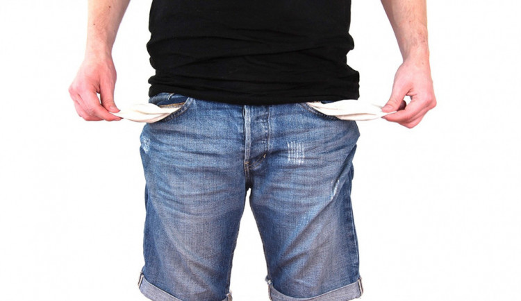 Otec, který neplatí na své tři děti, dluží na výživném více než sto tisíc. Za mříže si může jít sednout až na dva roky