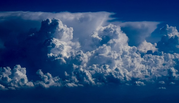POČASÍ NA ÚTERÝ: Během dne se zatáhne obloha, místy zasněží a bude vát čerstvý vítr