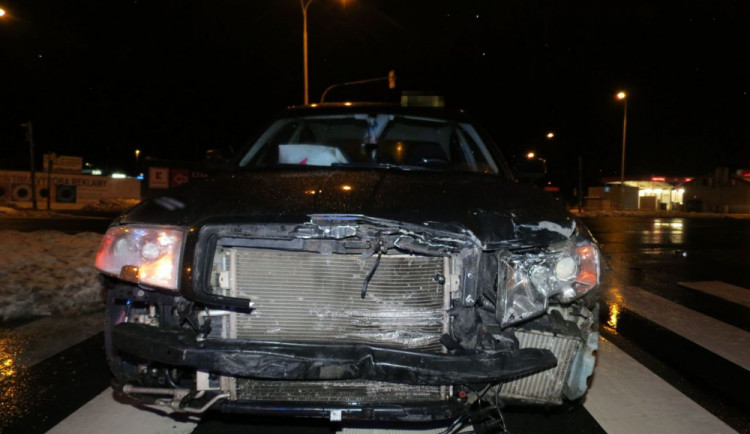 Řidička jela na červenou a na křižovatce se srazila s dalším autem. Nakonec narazila i do semaforu