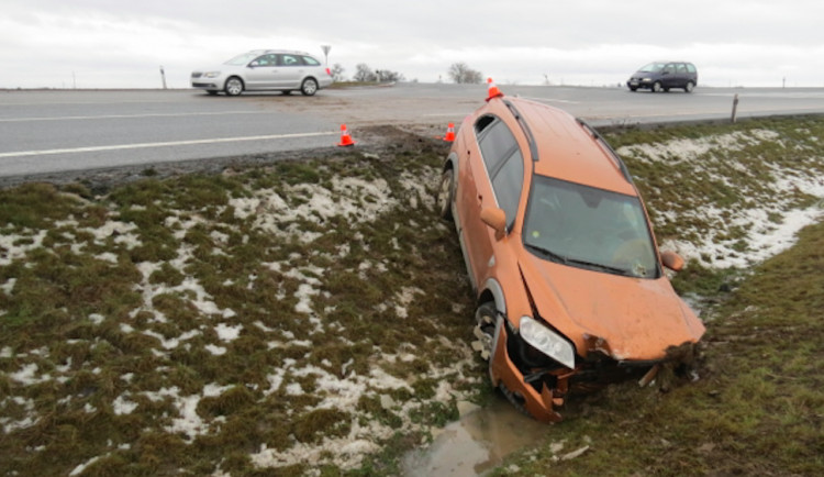 Opilý řidič nezvládl v křížovatce zatáčku a skončil v příkopu