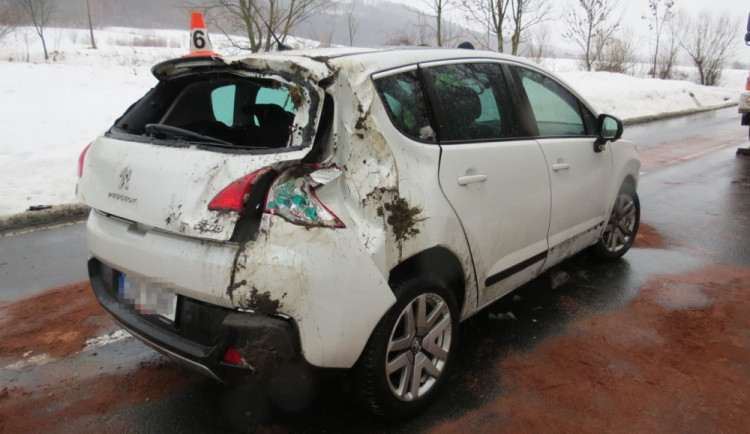 Řidič jel příliš rychle, dostal smyk a způsobil škodu za sto padesát tisíc