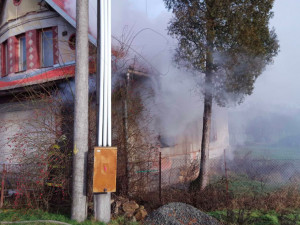 Při požáru rodinného domu ve Velkém Týnci zemřel člověk