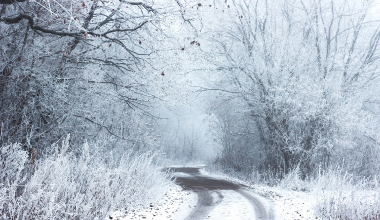 Po nočním sněžení leží na silnicích v Olomouckém kraji rozbředlý sníh. Silničáři varují před silným větrem
