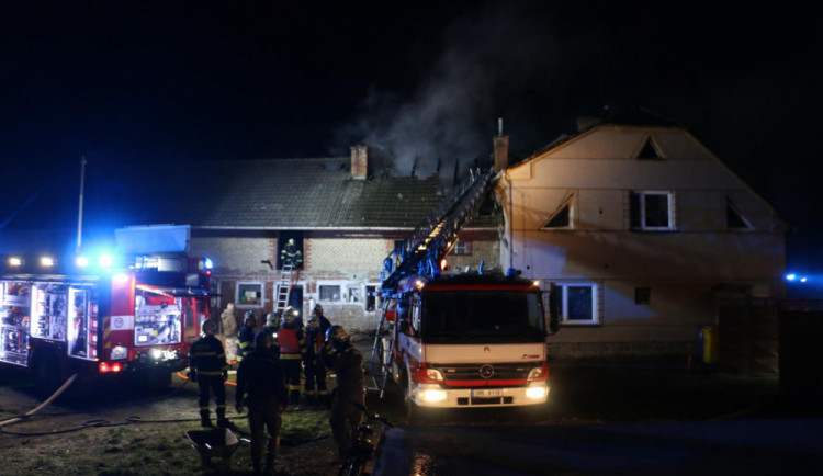 FOTO/VIDEO: Ve Střeni hořela střecha rodinného domu a přístavba, kde bylo uskladněno seno