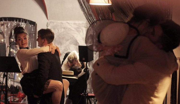 Olomoucký kabaret Nabalkoně láká na příběh z viktoriánské Anglie