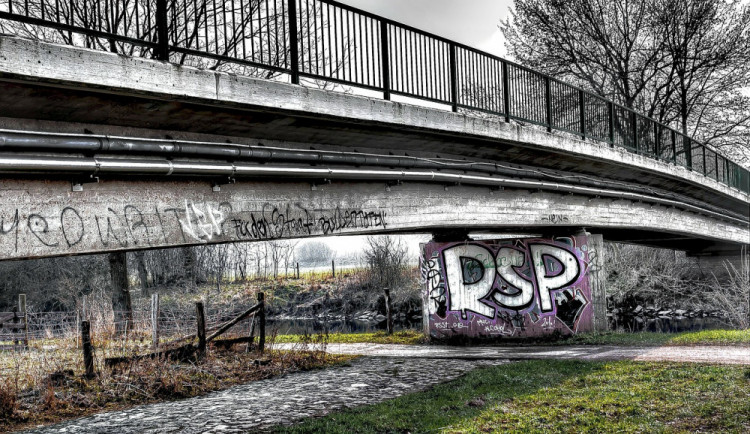 Vandal na nadjezd nasprejoval pětimetrový nápis a několik menších. Způsobil škodu za deset tisíc a hrozí mu vězení